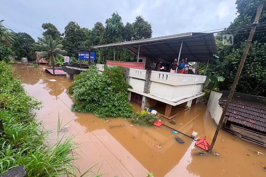 ഉരുൾപൊട്ടൽ, മണ്ണിടിച്ചിൽ; റോഡുകൾ പുഴയായി,നഗരങ്ങളും മുങ്ങി, പ്രധാനപാതകളിൽ ഗതാഗതം സ്തംഭിച്ചു