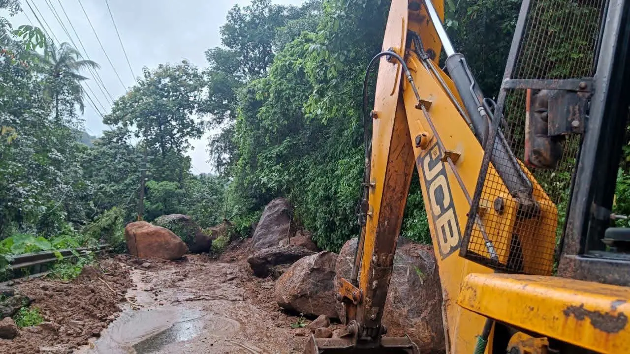 Landslide on the Teekoy–Vagamon road
