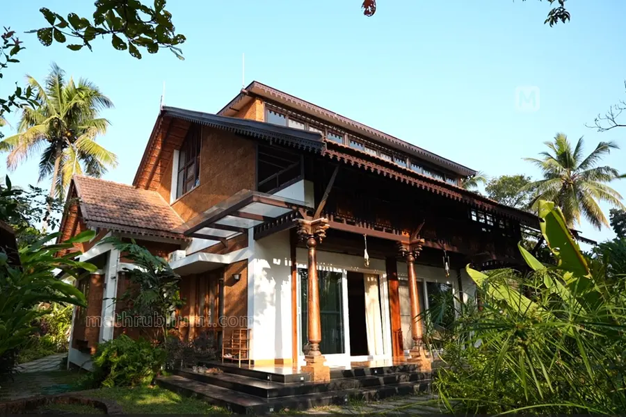 വേനലിലും മഴ പെയ്യുന്ന വീട്: മെക്സിക്കൻ മച്ച്, കാരൈക്കുടി തൂണുകൾ, കണ്ണൂരിൽ നിന്ന് ചെങ്കല്ല്