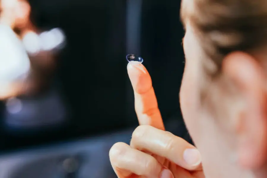 Do you wear contact lenses all day? These 5 monsoon habits could save your eyes