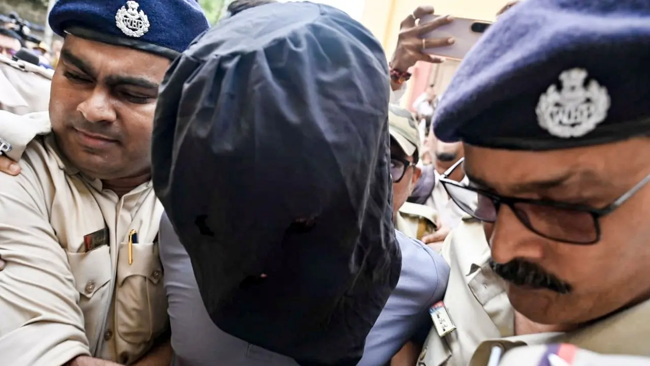 ജെയ്ഷെ മുഹമ്മദ് ഭീകരനെന്ന് സംശയിക്കുന്ന മുഹമ്മദ് ഹമീം മൊണ്ടാലിനെ പോലീസ് പിടികൂടിയപ്പോൾ | Photo: PTI