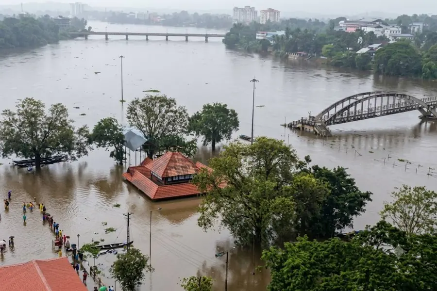 മഴക്കെടുതിയിൽ ഏഴ് മരണം, ഒരാളെ ഒഴുക്കിൽപെട്ട് കാണാതായി; പെരിയാറിൽ ജലനിരപ്പുയർന്നു,ആലുവക്ഷേത്രം മുങ്ങി