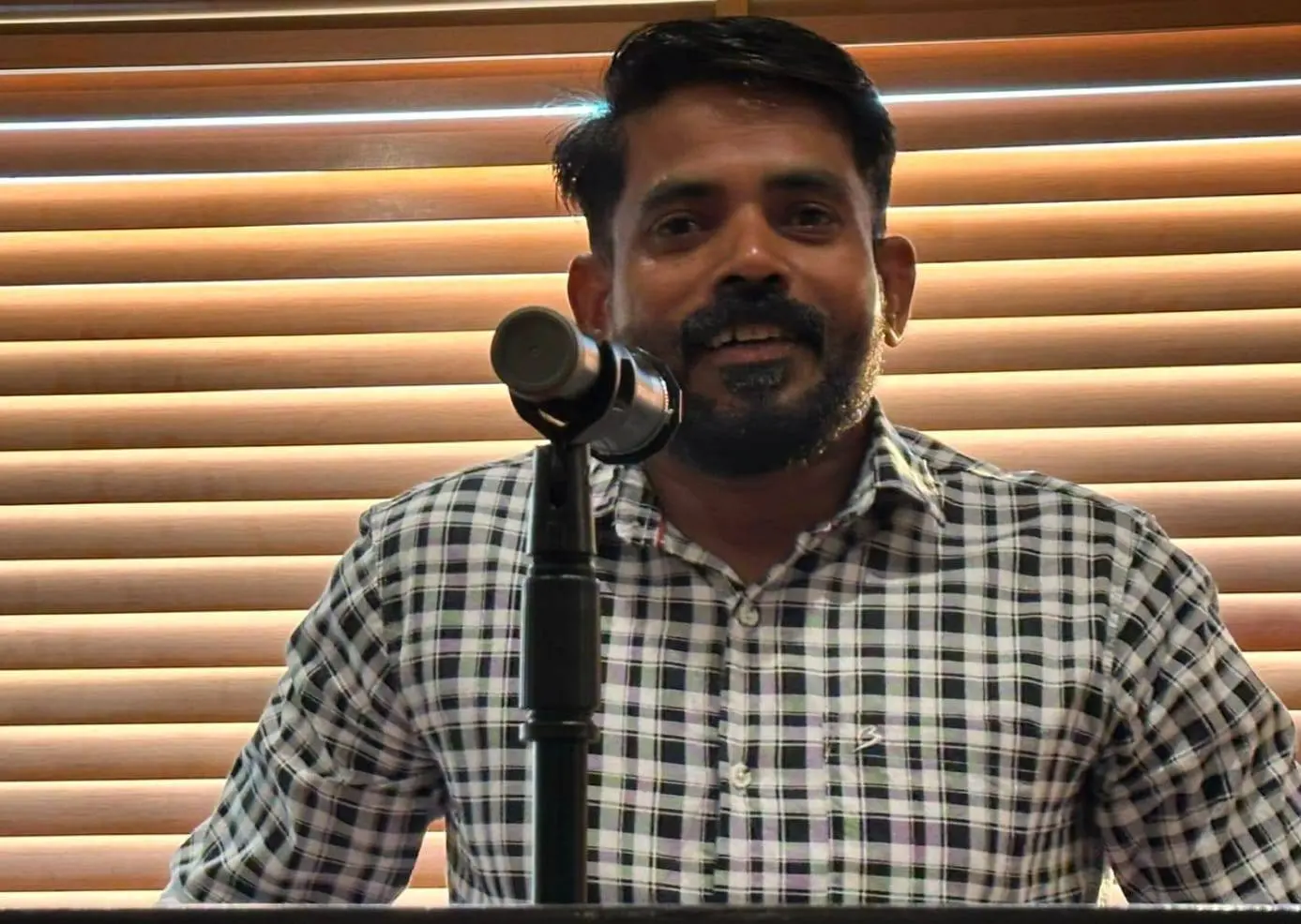 ഷംസുദ്ദീൻ മച്ചിഞ്ചേരി പുസ്തകം പരിചയപ്പെടുത്തുന്നു.