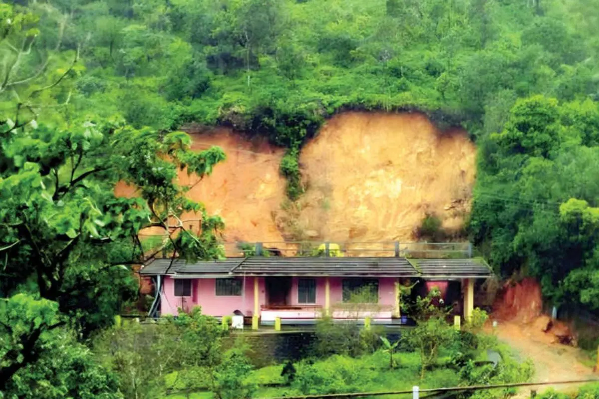 ലീലാമണിയുടെ വീട്, മുകളിൽ മണ്ണിടിഞ്ഞിരിക്കുന്നതും കാണാം