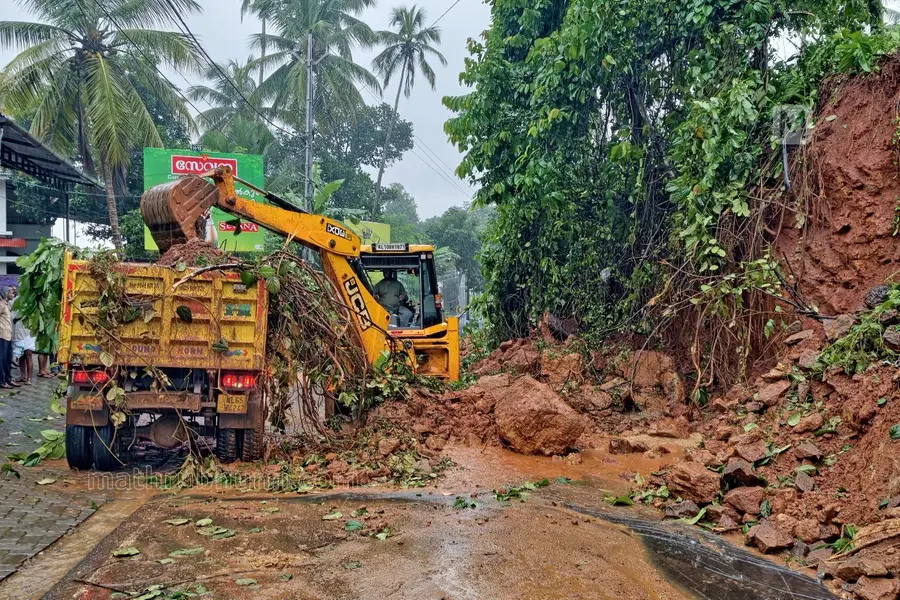 മഴക്കെടുതിയിൽ എട്ട് മരണം, 27 വീടുകൾ തകർന്നു; ആറായിരത്തോളം പേരെ മാറ്റിപ്പാർപ്പിച്ചതായി സർക്കാർ