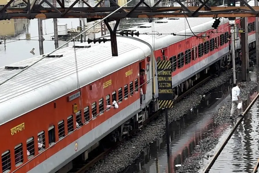 റെയിൽ പാതയിൽ മണ്ണിടിച്ചിൽ; മംഗളൂരു-ബെംഗളൂരു ട്രെയിൻ ഗതാഗതം സ്തംഭിച്ചു, നിരവധി സർവീസുകൾ റദ്ദാക്കി