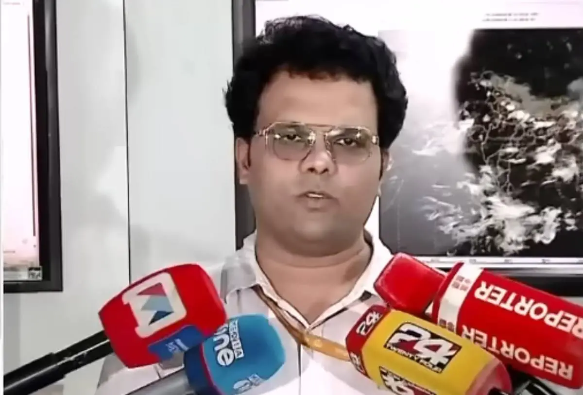 കേന്ദ്ര കാലാവസ്ഥാ നിരീക്ഷണ കേന്ദ്രം പ്രതിനിധി മാധ്യമങ്ങളോട് സംസാരിക്കുന്നു | Photo: screengrab/mathrubhumi news
