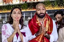 കരിയറിലെ നിർണായകഘട്ടം; കാമുകിക്കൊപ്പം തിരുപ്പതി ക്ഷേത്രദർശനം നടത്തി ഹാർദിക് പാണ്ഡ്യ
