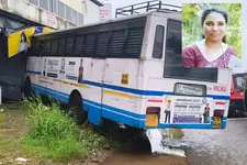 മകളെ ബസ് കയറ്റിവിട്ട ശേഷം സ്കൂട്ടറിനടുത്തേക്ക് നടന്നുപോയ സ്ത്രീ കെഎസ്ആർടിസി ബസ് ഇടിച്ച് മരിച്ചു