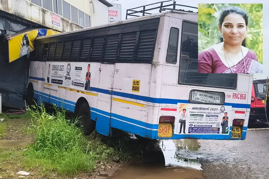 മകളെ ബസ് കയറ്റിവിട്ട ശേഷം സ്കൂട്ടറിനടുത്തേക്ക് നടന്നുപോയ സ്ത്രീ കെഎസ്ആർടിസി ബസ് ഇടിച്ച് മരിച്ചു