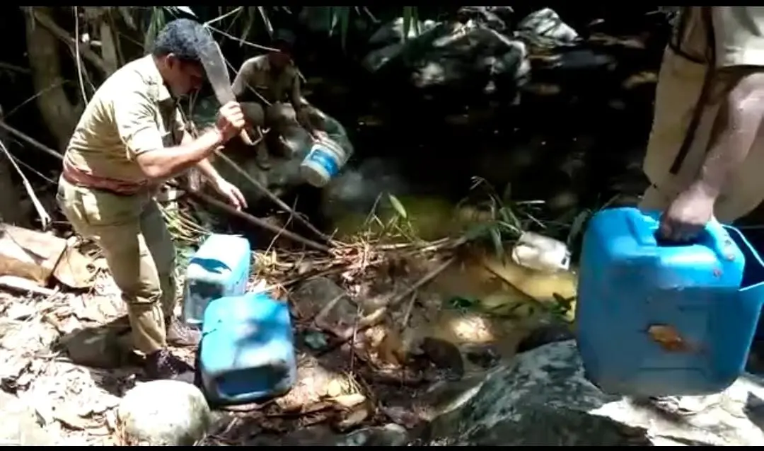 കാട്ടിനുള്ളില്‍ ഒളിപ്പിച്ച കോട ഉദ്യോഗസ്ഥര്‍ നശിപ്പിക്കുന്നു