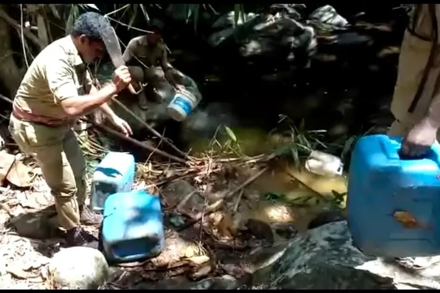 ഫോറസ്റ്ററുടെ മുന്നിൽ കാൽവിരൽ നഷ്ടപ്പെട്ട വാറ്റുകാരൻ; നീട്ടിപ്പിടിച്ച തുരുമ്പിച്ച .303 തോക്ക്