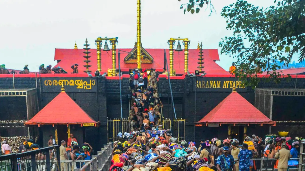 ശബരിമല സന്നിധാനം. പതിനെട്ടാംപടിക്ക് താഴെനിന്നുള്ള ദൃശ്യം | Photo: PTI
