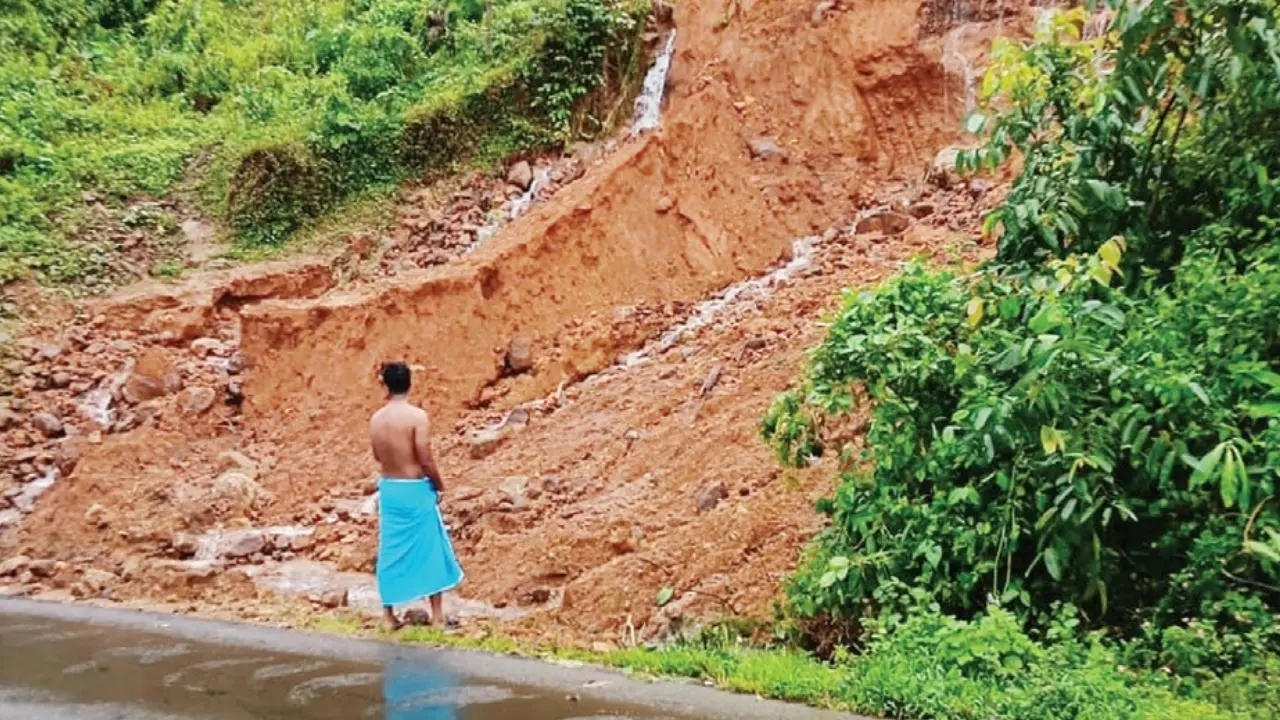 മൂൺ മലയിൽ ഉണ്ടായ മണ്ണിടിച്ചിൽ
