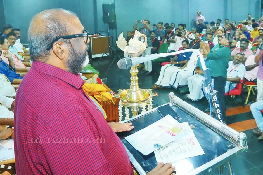 ‘ബസ്സിന് പണമില്ലാത്ത സ്ത്രീ സ്വകാര്യ സ്കൂളിലേക്ക് കുട്ടികളെ വിടുന്നു’; വിവാദപരാമർശവുമായി സിപി ജോൺ