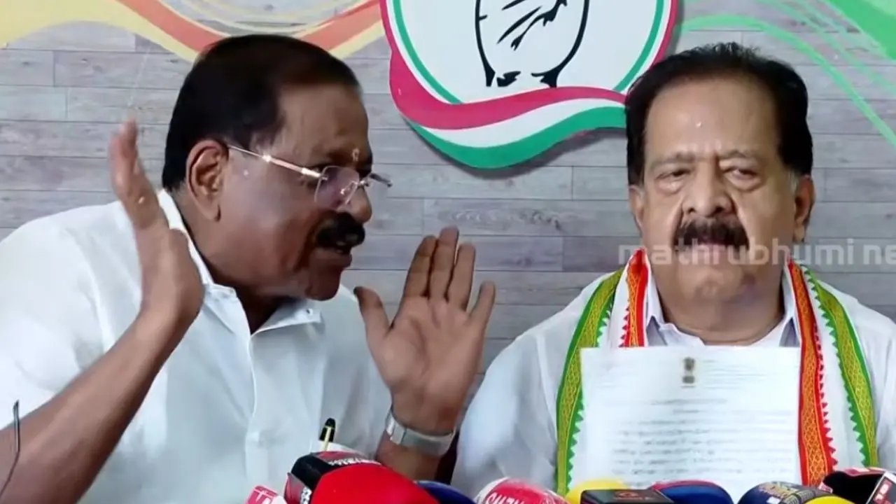ഇവിഎം മെഷീൻ ഹാക്കിങ്ങുമായി ബന്ധപ്പെട്ട പരാതി രാജ്മോഹൻ ഉണ്ണിത്താൻ എംപി ആഭ്യന്തരമന്ത്രി രമേശ് ചെന്നിത്തലയ്ക്ക് കൈമാറുന്നു