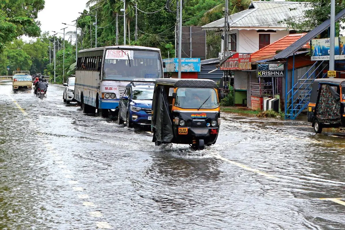Floodwaters inundate the Alappuzha–Changanassery (AC) Road near Muttar Junction, disrupting traffic