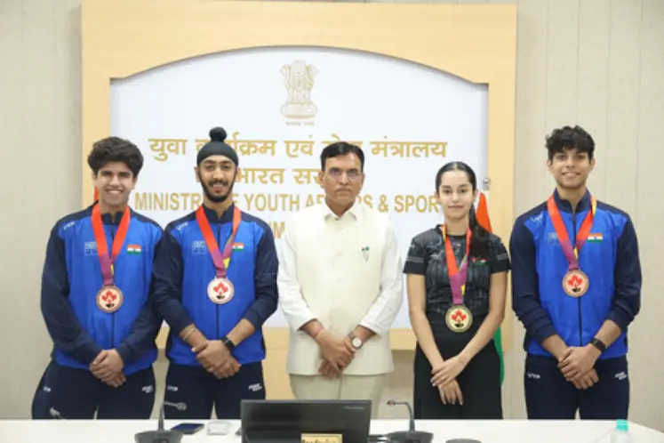 Sports Minister Mansukh Mandaviya honoured world junior squash champion Anahat Singh