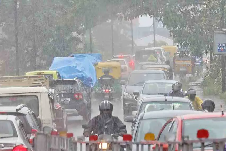 അതിശക്തമായ മഴ തുടരും; എട്ട് ജില്ലകളിൽ റെഡ് അലർട്ട്