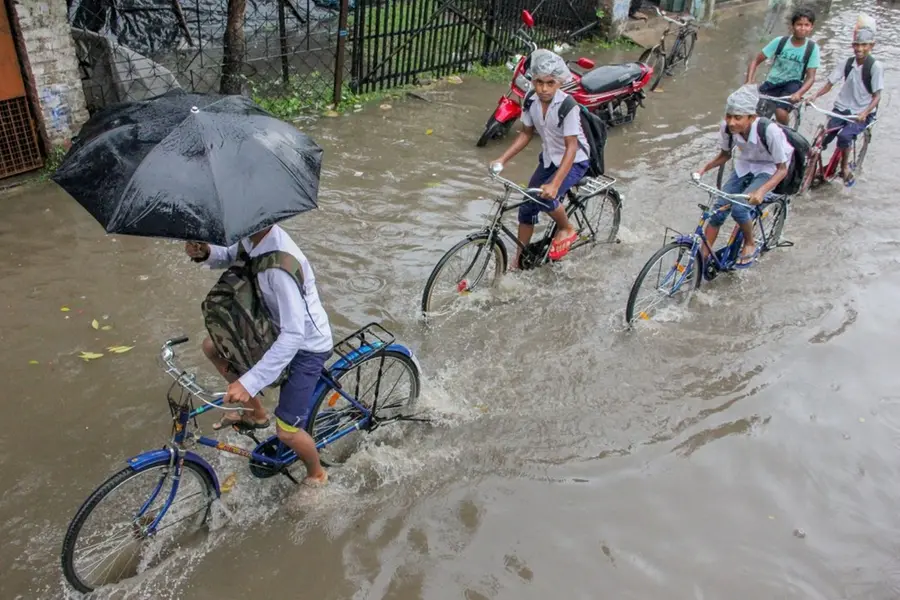കനത്ത മഴയ്ക്ക് സാധ്യത: സംസ്ഥാനത്തെ 10 ജില്ലകളിലെ വിദ്യാഭ്യാസ സ്ഥാപനങ്ങൾക്ക് നാളെ അവധി