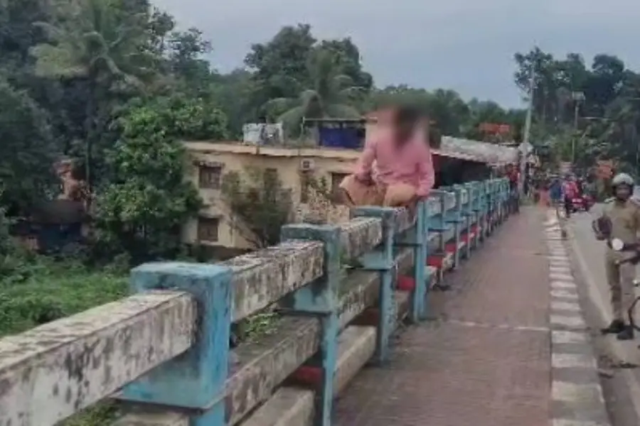 കുടുംബപ്രശ്നം: പാലത്തിനു മുകളിൽ ആത്മഹത്യാ ഭീഷണിയുമായി യുവാവ്; സാഹസികമായി രക്ഷപ്പെടുത്തി പോലീസ്