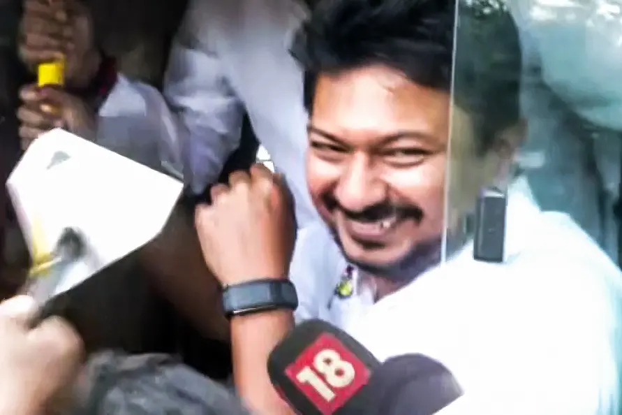 ഉദയനിധി കുളിമുറിയിൽ, കുറച്ചുനേരം കാക്കണമെന്ന് ഭാര്യ, ഇനിയും കാക്കാനാവില്ലെന്ന് പോലീസ്; നാടകീയരംഗങ്ങൾ