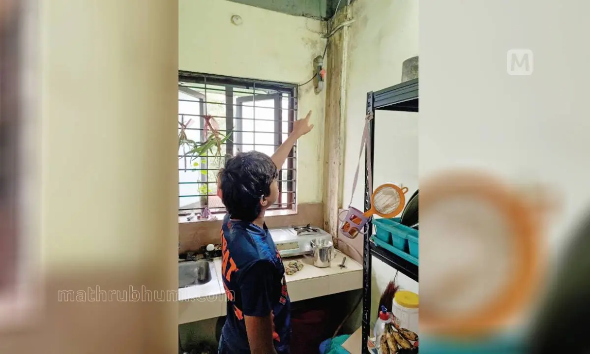 മുണ്ടംവേലി പി.ആൻഡ്.ടി. ഫ്ളാറ്റിനകത്ത് മലിന വെള്ളം ചോർന്നൊലിക്കുന്നത് കാണിച്ച് ദുരിതം വിവരിക്കുന്ന വിദ്യാർഥി