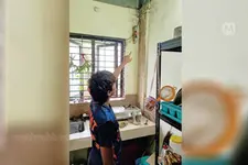 ‘സ്‌കൂൾ ബാഗിനും പുസ്തകത്തിനും ചീത്ത മണമാണ്, എങ്ങനെ പഠിക്കാൻ പോകും?’: ദുരിതത്തിലായി 65 കുട്ടികൾ