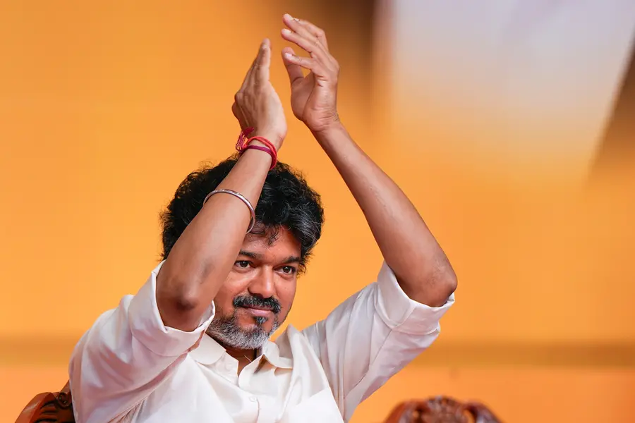 വിദ്യാർഥികൾക്ക് സൗജന്യ ലാപ്ടോപ്, വിവാഹസമ്മാനമായി സ്വർണവും സാരിയും; വിജയ് സർക്കാരിന്റെ ബജറ്റ്