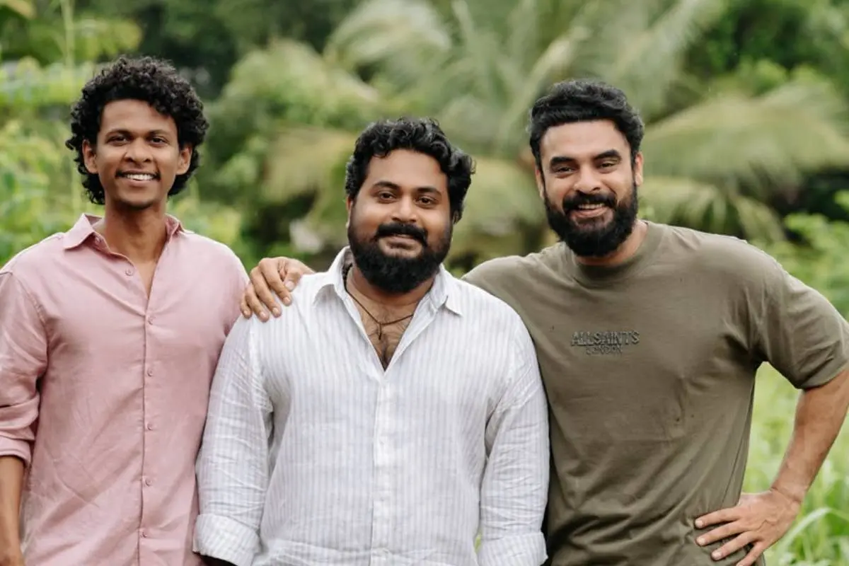 ചേതൻ ജയലാൽ, ജോൺപോൾ ജോർജ്, ടൊവിനോ തോമസ് | ഫോട്ടോ: Instagram