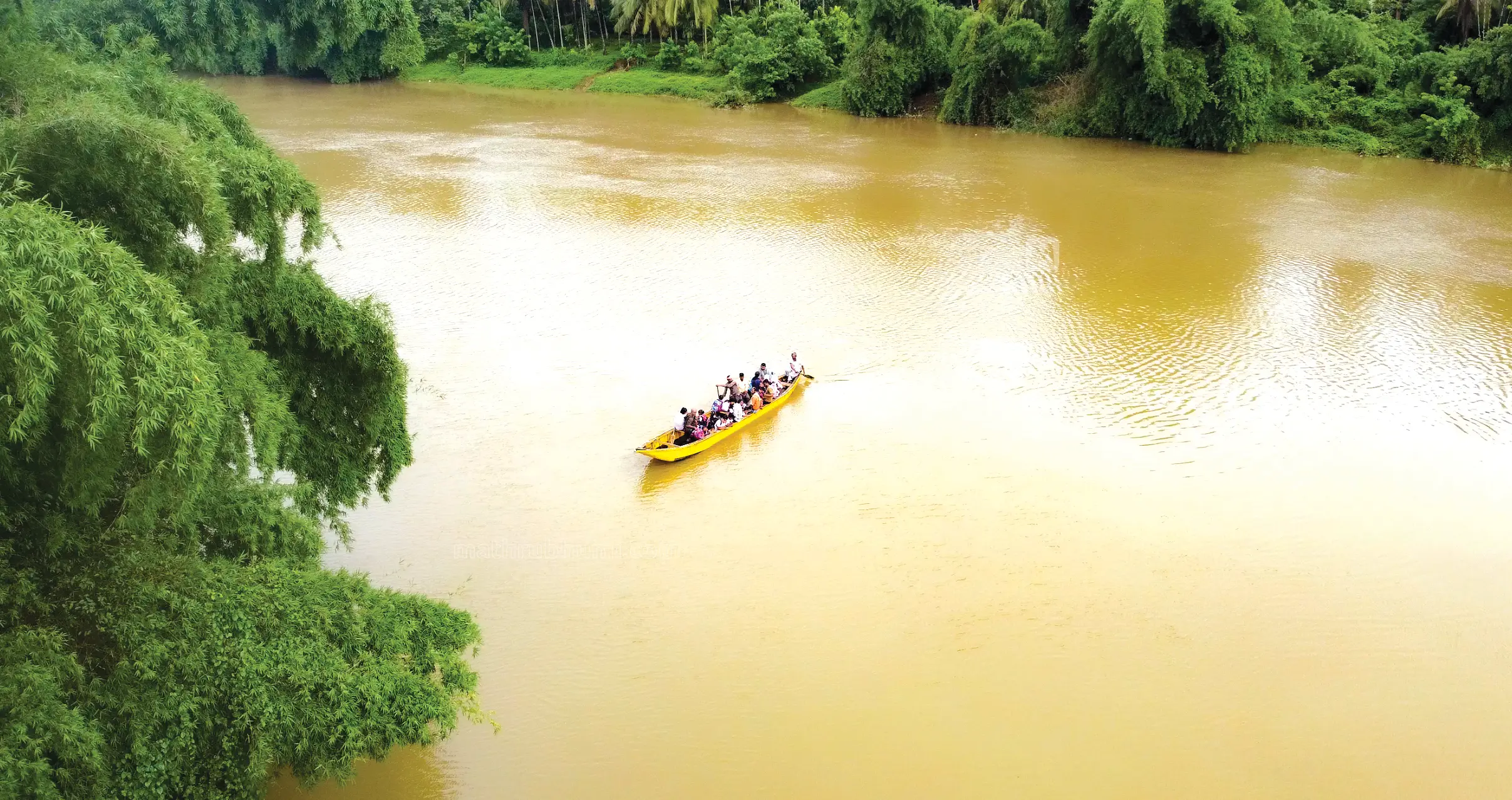 ബൈരക്കുപ്പയിൽനിന്ന് വിദ്യാർഥികൾ തോണിയിൽ പെരിക്കല്ലൂർ കടവിലേക്ക് വരുന്നു. | ഫോട്ടോ: ഷമീർ മച്ചിങ്ങൽ/ മാതൃഭൂമി