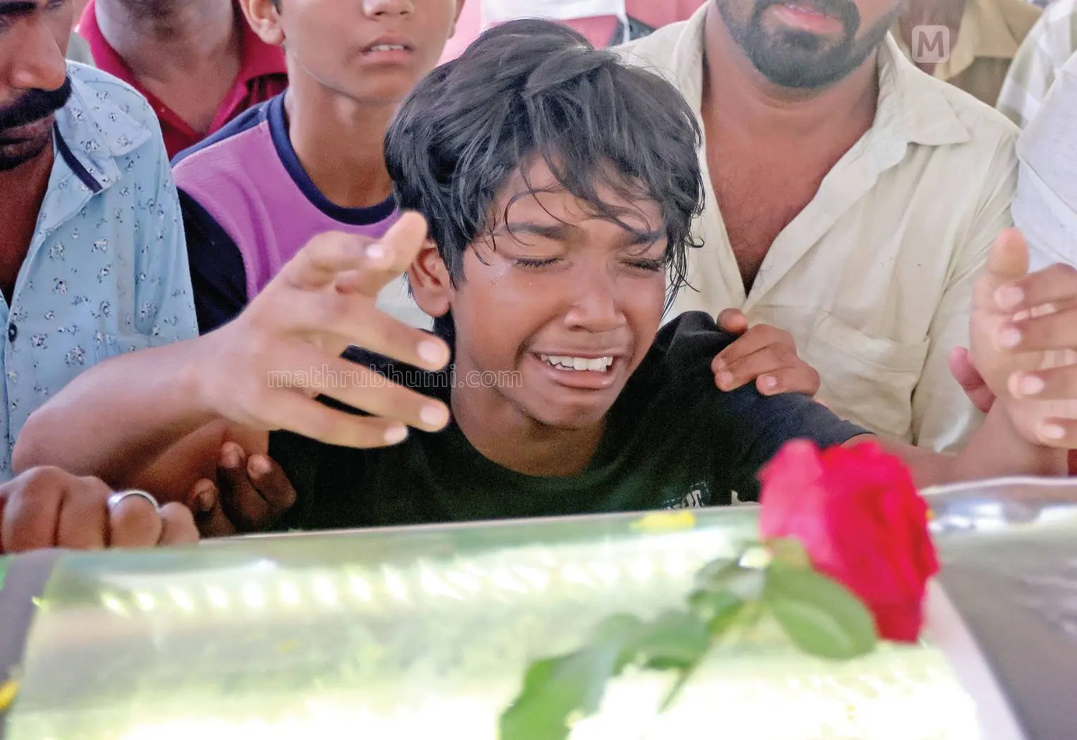 രാജേഷിന്റെ മൃതദേഹത്തിനരികിൽ പൊട്ടിക്കരയുന്ന മകൻ അർഷൻ