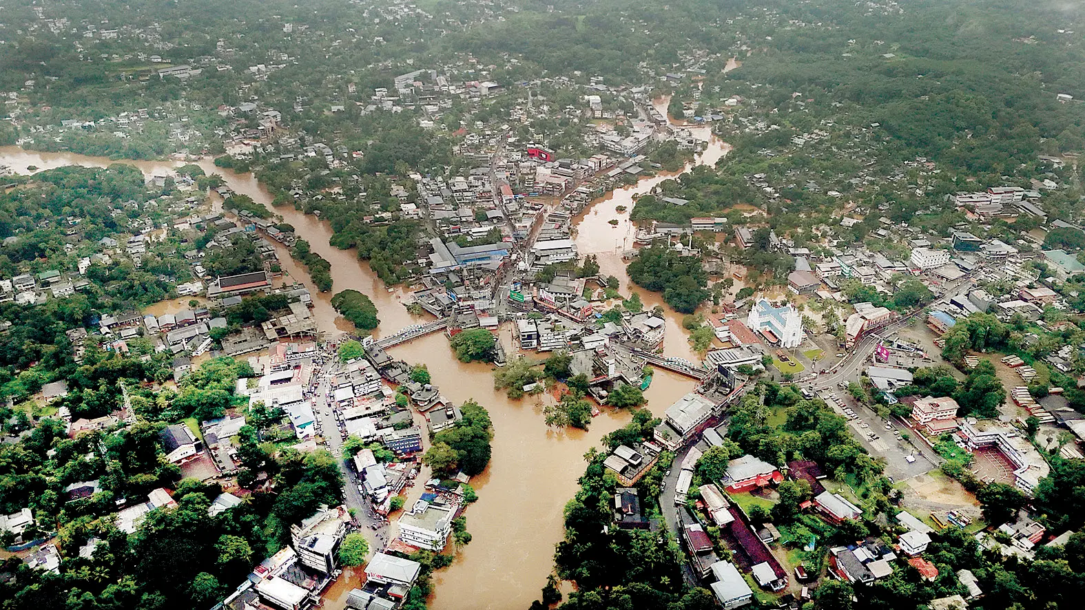 ഈരാറ്റുപ്പേട്ട നഗരത്തിലെ വെള്ളപ്പൊക്ക ദൃശ്യം |ഫോട്ടോ:മാതൃഭൂമി