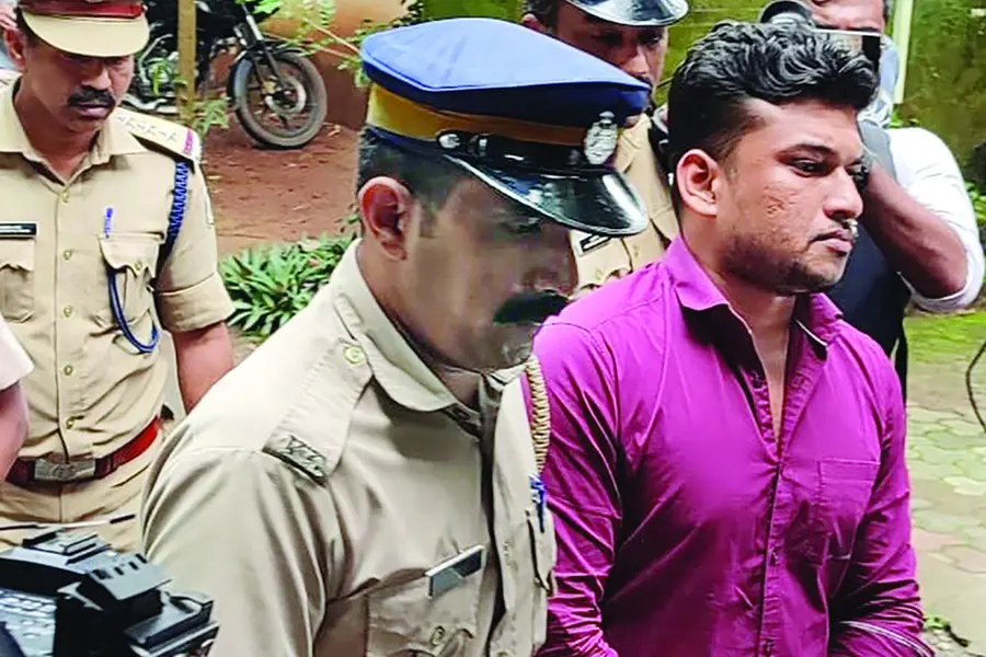 'അവന് കൊടുക്കേണ്ടത് കൊടുക്കും,പറ്റുമെങ്കിൽ പിടിക്ക്; ഒളിവിലിരുന്ന് സിഐയെ വെല്ലുവിളിച്ച് അർജുൻ ആയങ്കി