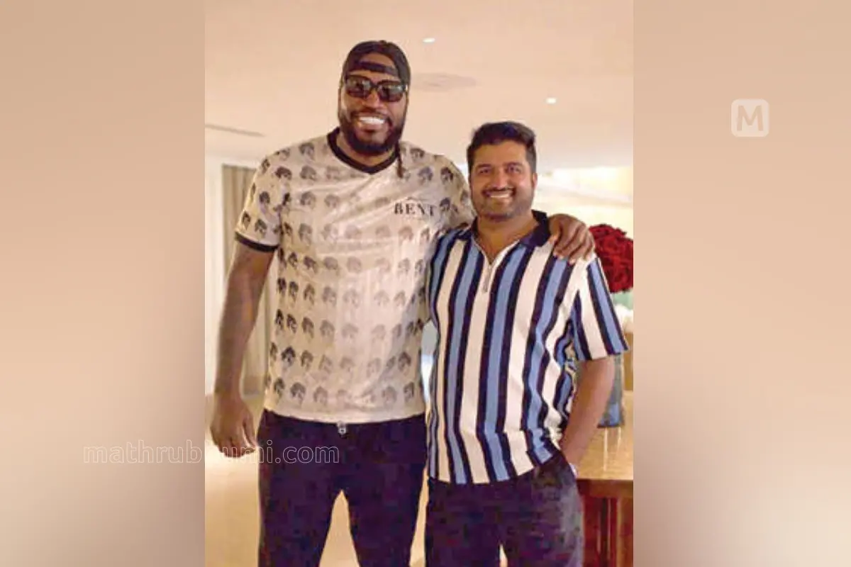 Chris Gayle with Subhash Manuel