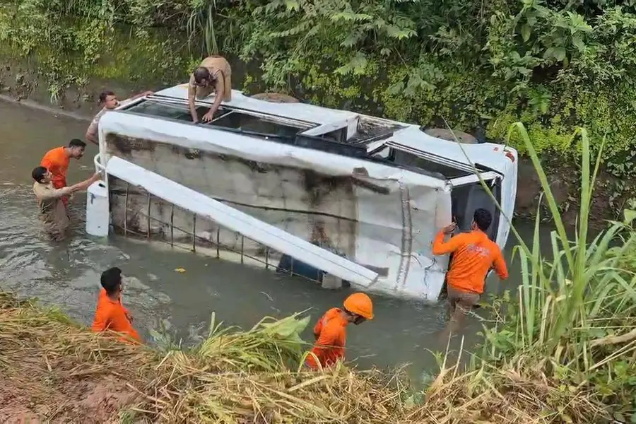 ചാലക്കുടിയിൽ സ്കൂൾബസ് നിയന്ത്രണംവിട്ട് കനാലിലേക്ക് മറിഞ്ഞു; 20 കുട്ടികൾക്ക് പരിക്ക്