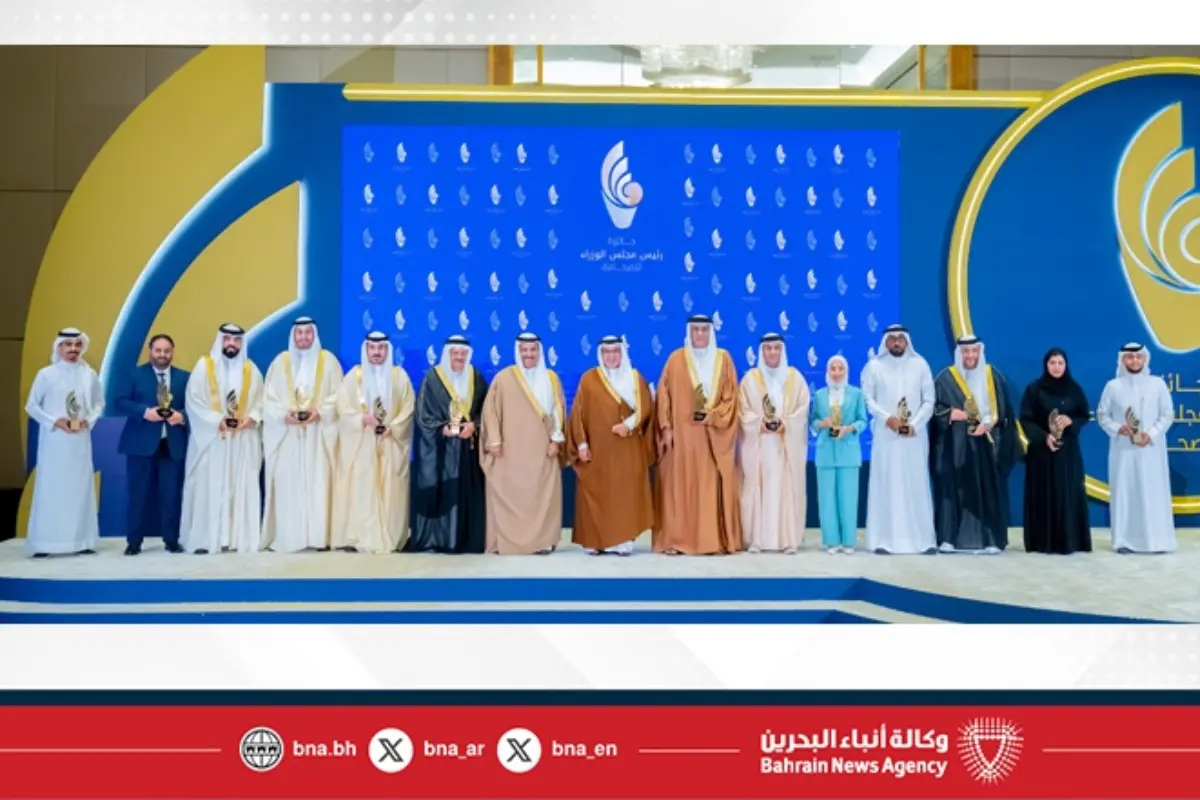 പത്രപ്രവര്ത്തനത്തിനുള്ള അവാര്ഡിന് അര്ഹരായവര് ഡെപ്യൂട്ടി കിങ് പ്രിന്സ് സല്മാന് ബിന് ഹമദ് അല് ഖലീഫയോടൊപ്പം