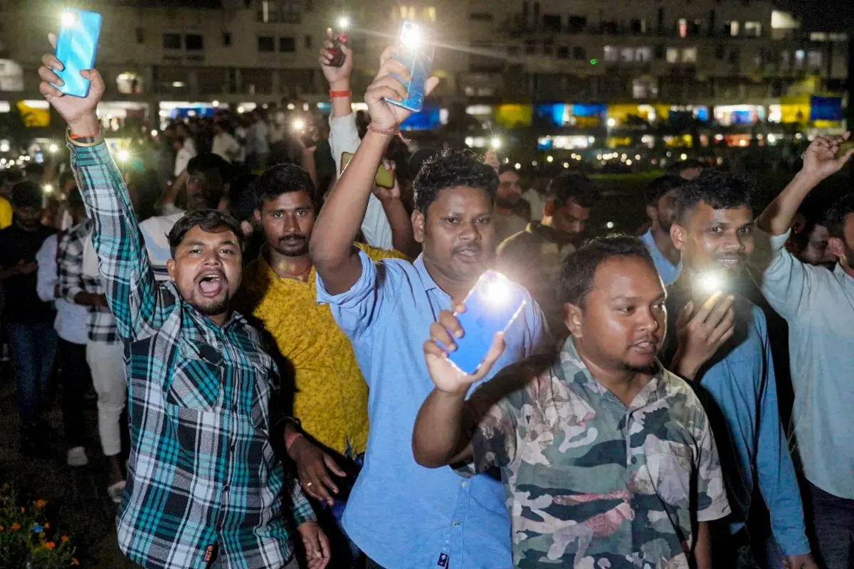 Students and aspirants stage a protest against the Jharkhand Government regarding the irregularities in exams and paper leak of the Jharkhand Public Service Commission (JPSC) and Jharkhand Staff Selection Commission (JSSC), at Jaipal Singh Stadium in Ranchi on Thursday, Aug. 6, 2026. (PTI Photo)