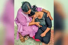 ‘മകനെ കണ്ടെത്തണം’; നീതി തേടി കോസ്റ്റൽ സ്റ്റേഷന് മുന്നിൽ കണ്ണീരോടെ ഒരമ്മയുടെ പ്രതിഷേധം