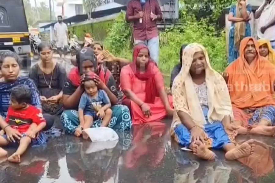 ‘തിരച്ചിൽ കാര്യക്ഷമമല്ല’; മഴയിൽ കുത്തിയിരുന്ന് പ്രതിഷേധിച്ച് കടലിൽ കാണാതായ ഷിജിന്റെ കുടുംബം
