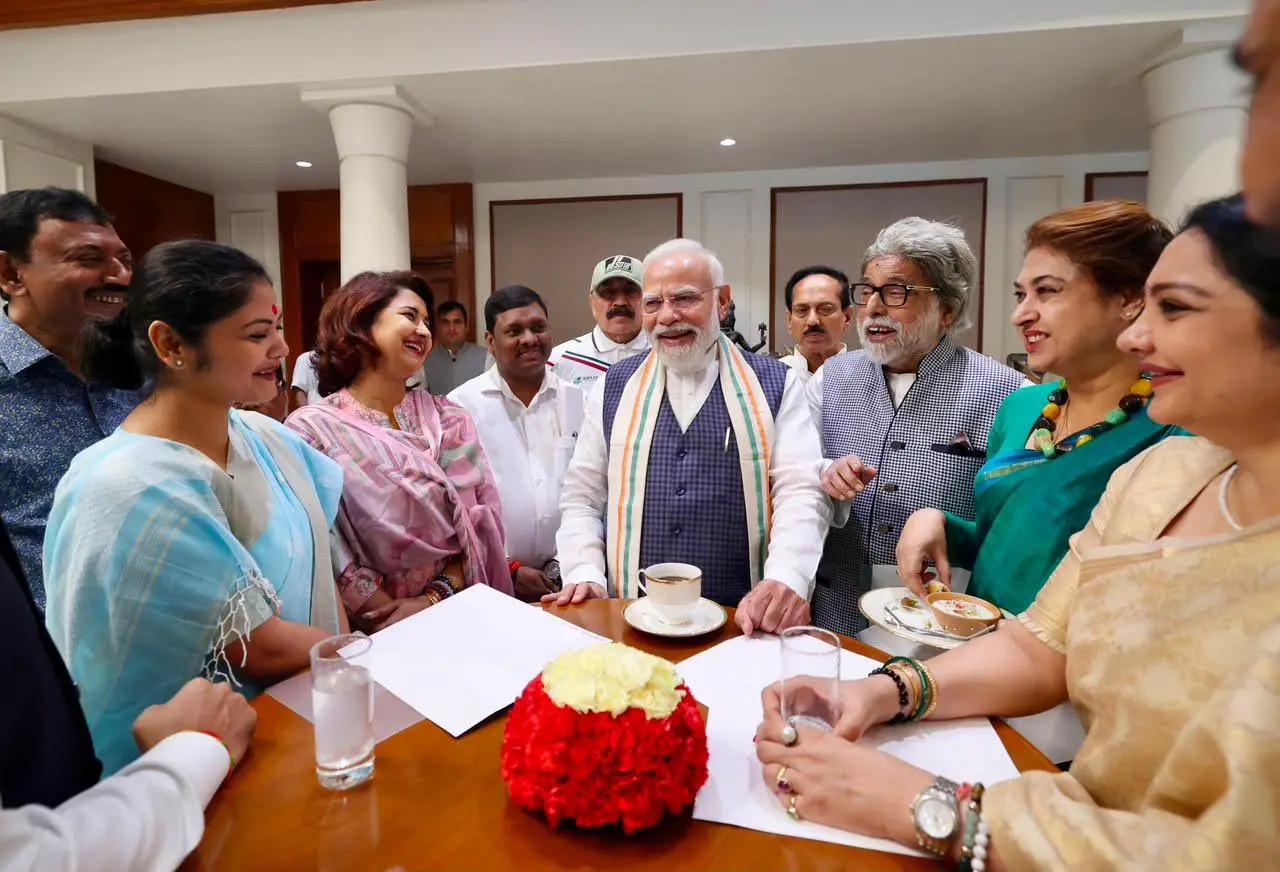 പ്രധാനമന്ത്രി നരേന്ദ്ര മോദി എംപിമാര്ക്കൊപ്പം