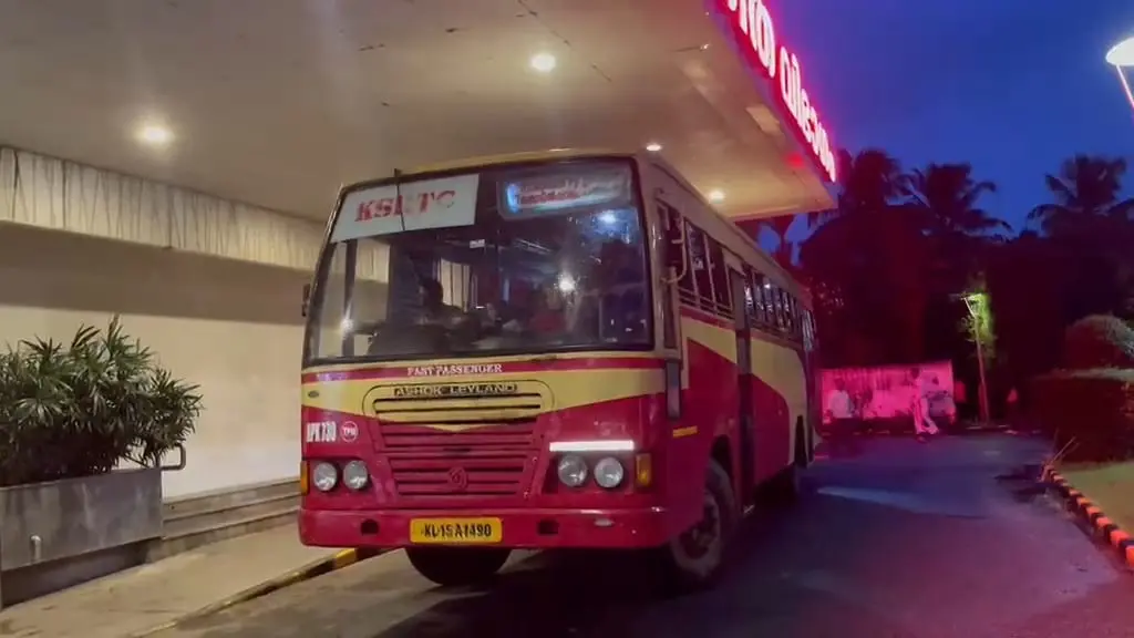 ആശുപത്രിക്ക് മുന്നിൽ കെഎസ്ആർടിസി ബസ്
