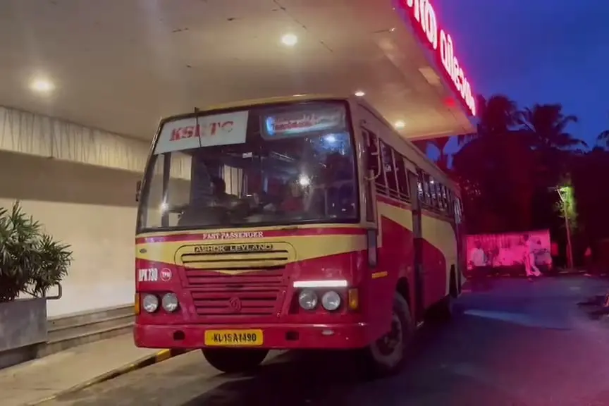 യാത്രയ്ക്കിടെ ബസിൽ കുഴഞ്ഞുവീണ് യുവതി; ഗതാഗതക്കുരുക്ക് വകവെക്കാതെ ആശുപത്രിയിലേക്ക് പാഞ്ഞ് കെഎസ്ആർടിസി