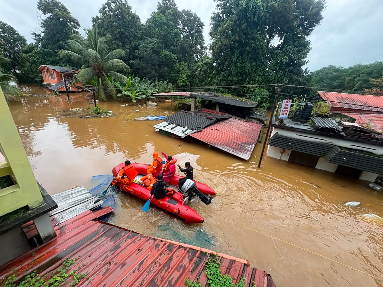 റാന്നി മാമ്മുക്കിൽ പമ്പാ നദി കര കവിഞ്ഞൊഴുകിയപ്പോൾ |ഫോട്ടോ: അരവിന്ദ് ലെനിൻ