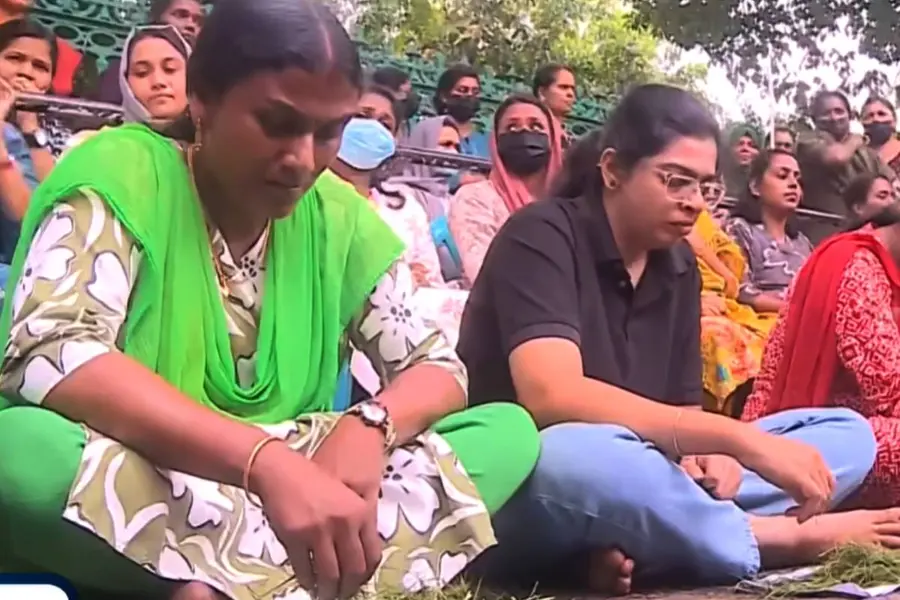 ആദ്യറാങ്കുകാരനും നിയമനമില്ല; സെക്രട്ടറിയേറ്റിന് മുന്നിൽ പുല്ലുതിന്ന് പ്രതിഷേധിച്ച് ഉദ്യോഗാർഥികൾ