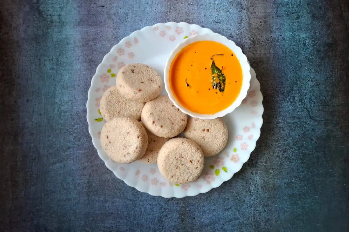 കുള്ത്താ ഇഡ്ഡ്ലിയും ഹിങ്കാ ചട്ട്ണിയും