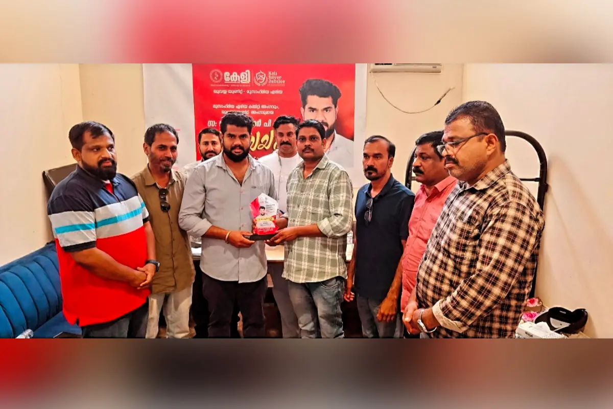 ഏരിയാ സെക്രട്ടറി അനീഷ് അബൂബക്കർ ശ്യാംകുമാറിന് ഉപഹാരം കൈമാറുന്നു