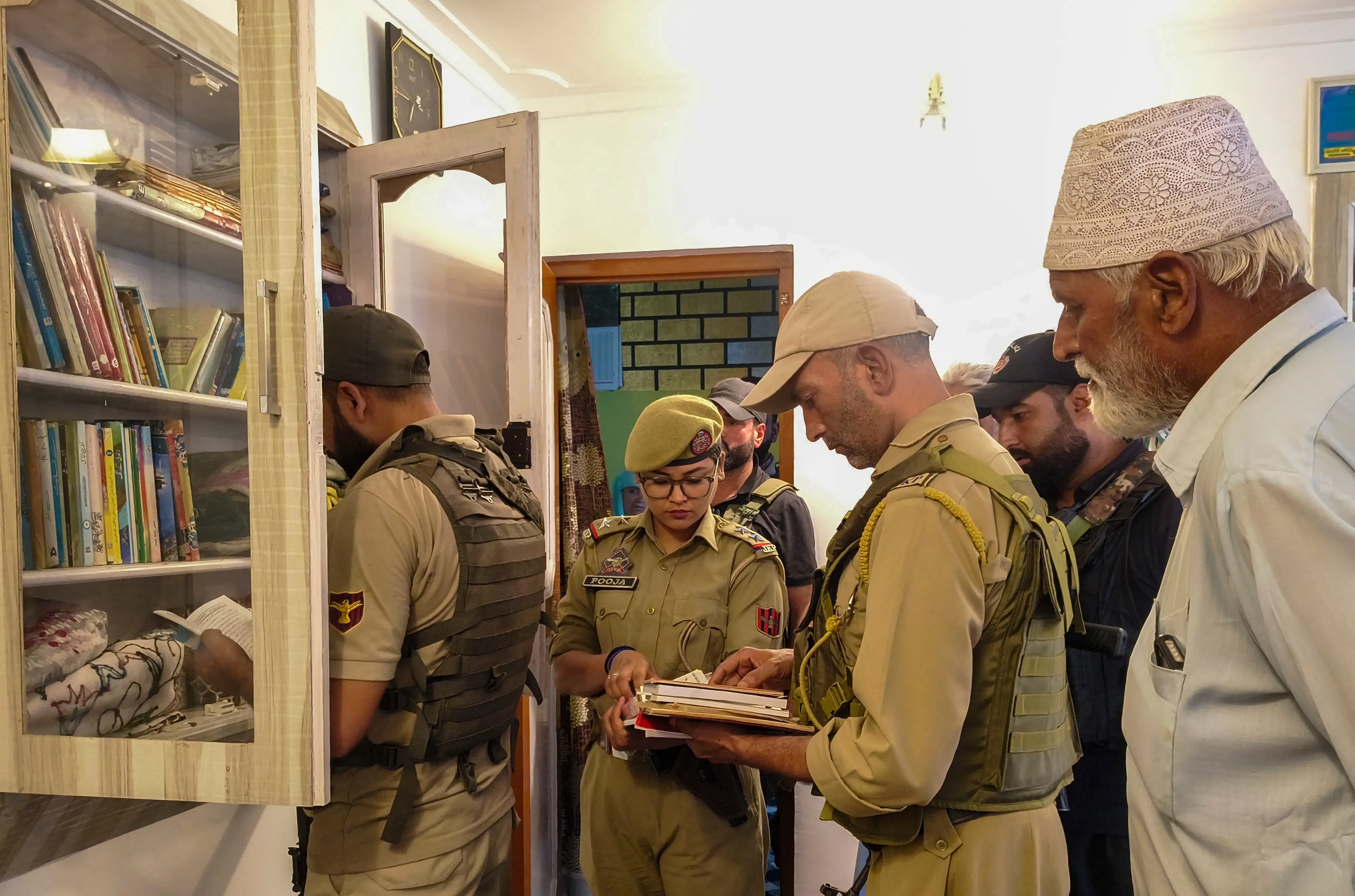 സോപോറിൽ തിരച്ചിൽ നടത്തുന്ന സുരക്ഷാ ഉദ്യോഗസ്ഥർ | PHOTO: PTI