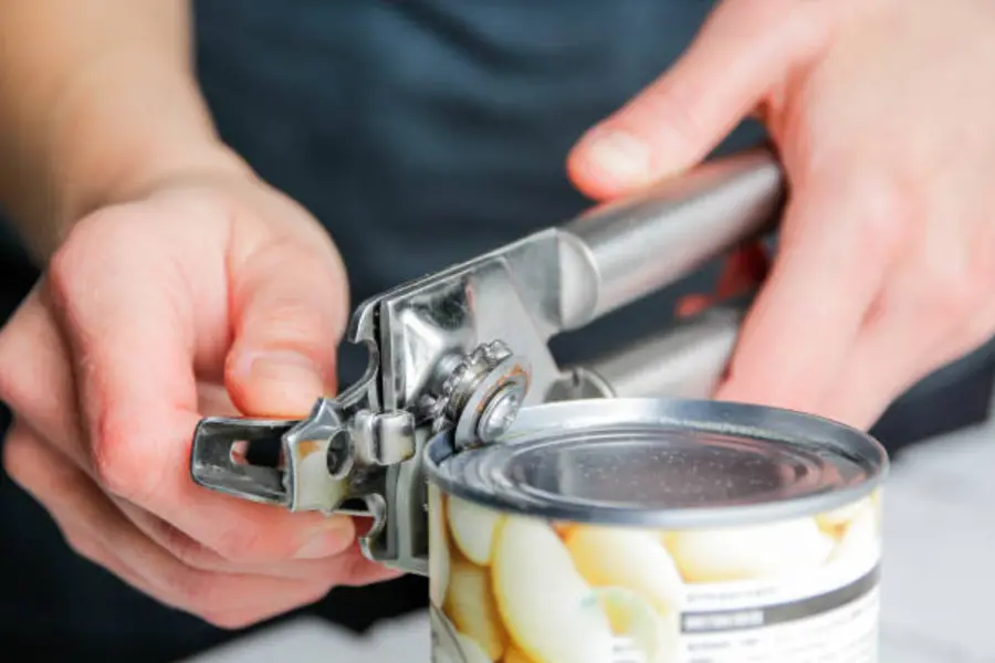 Is it safe to store an open can in the fridge? (Why your leftovers taste metallic)