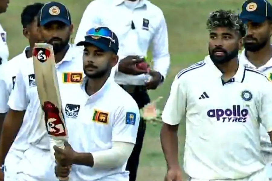ലങ്ക ഞെട്ടിയ നാല് സിക്സർ, ചിരിയോടെ ഗംഭീർ; സിറാജിന്റെ ബാറ്റ് പരിശോധിച്ച് താരങ്ങൾ